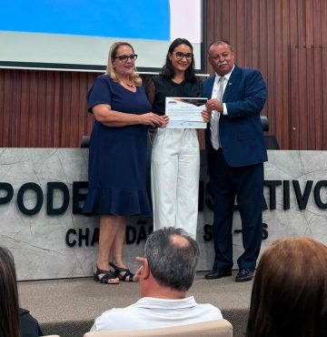 Delegada da Polícia Civil recebe homenagem da Câmara Municipal de Chapadão do Sul