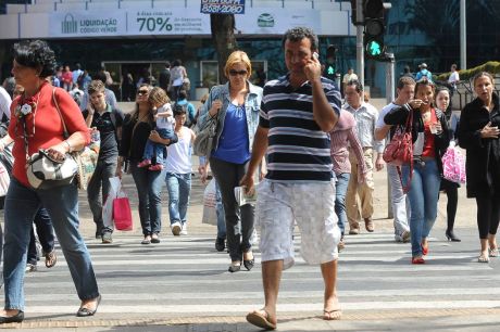 Desemprego cai para 6,9%, menor índice do trimestre desde 2014