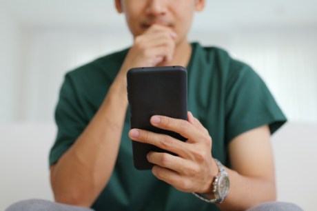 Crime de stalking atinge adolescentes e amplia desafio de coibir violência nas redes