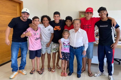 Prefeito Akira Recebe Jovens Atletas e Anuncia Restauração de Campo de Futebol no Jardim Campo Grande