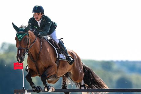 Stephan Barcha é quinto no concurso de saltos do hipismo em Paris