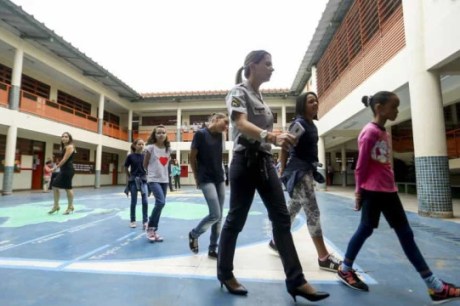 Justiça de SP suspende programa de escolas cívico-militares