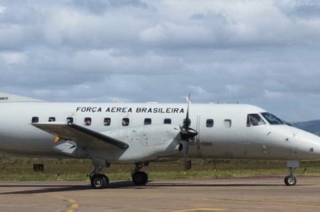 Força Aérea faz novo transporte de urnas funerárias para Cascavel (PR)