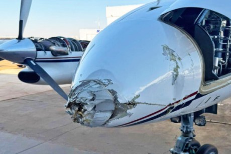 Avião se desprende, anda com mecânico dentro e bate em hangar em GO