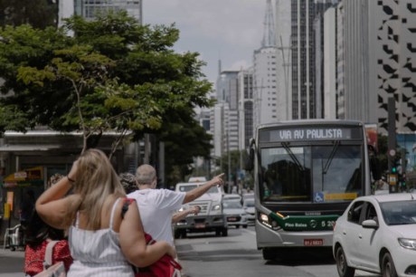 Inmet alerta sobre riscos da baixa umidade na região central do país