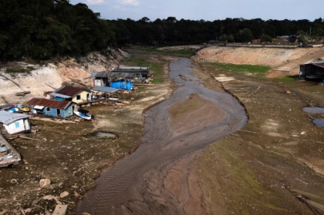 Seca faz rios amazônicos atingirem recordes de baixa