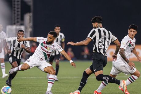 Fluminense e Botafogo fazem clássico de opostos no Brasileiro