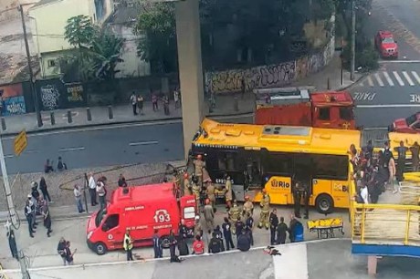 BRT bate em pilar e 60 passageiros ficam feridos no Rio de Janeiro