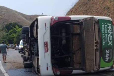 Três morrem em acidente com ônibus de time de futebol americano no RJ