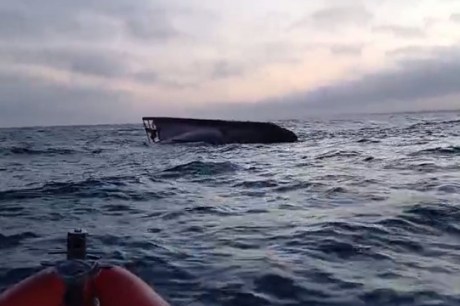 Barco com 7 pessoas naufraga na 'Garganta do Diabo' no litoral de SP