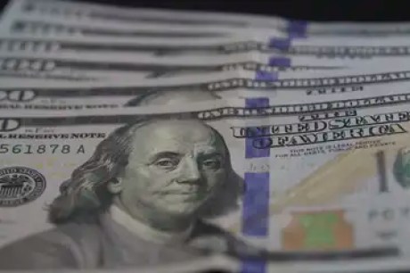 Dólar fecha abaixo de R$ 5,60 com dados de emprego nos EUA