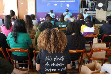 Evento em SP busca popularizar flag football entre as mulheres