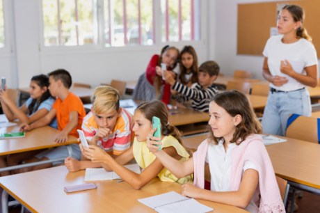 Jovens relatam melhora nos estudos e nas conversas após veto a celular na escola