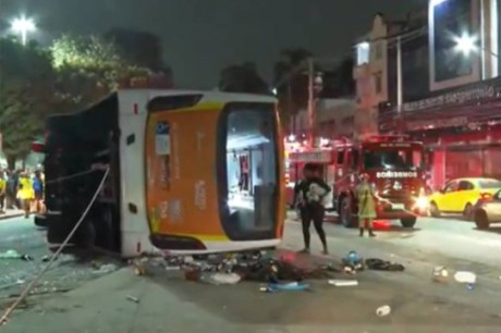 Ônibus tomba em descida de viaduto no Rio de Janeiro e deixa 26 feridos