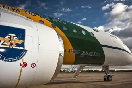 Governo discute compra de novo avião após falha deixar Lula voando em círculos