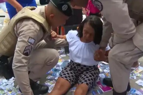 Mulher cai em buraco coberto com santinhos antes de votar