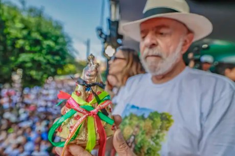 Fiéis lotam ruas de Belém para acompanhar procissão do Círio de Nazaré