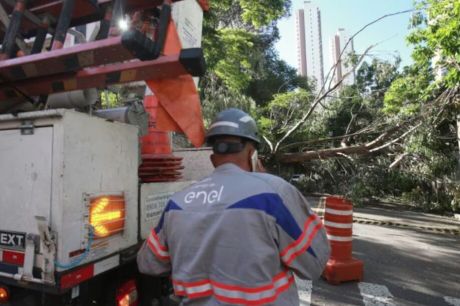 Aproximadamente 220 mil imóveis continuam sem energia na Grande SP, diz Enel