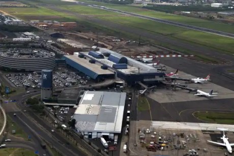 Aeroporto de Porto Alegre volta a receber voos comerciais na segunda