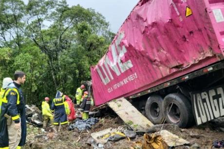 Acidente com van deixa ao menos nove mortos no Paraná