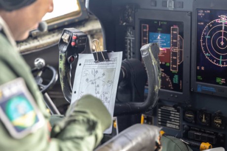 FAB intercepta avião que entrou irregularmente em território nacional