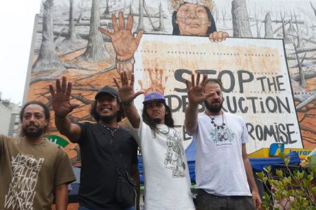 Cinzas de queimadas e lama do RS formam mural em São Paulo