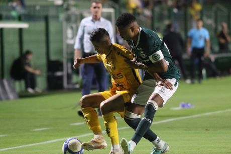 Goiás derrota Amazonas e continua vivo na luta pelo acesso