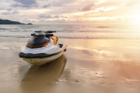 Homem morre após ser atingido por moto aquática em praia no PR