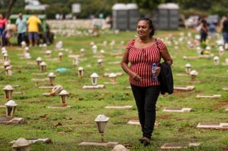 Familiares homenageiam entes queridos em Dia de Finados