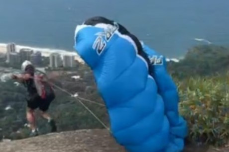 Homem morre após tentar saltar de speed fly na Pedra Bonita, no Rio