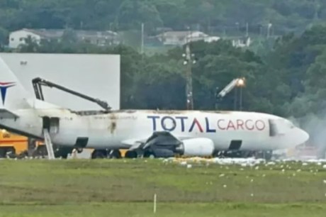 Avião de carga pega fogo no ar e faz pouso de emergência em Guarulhos