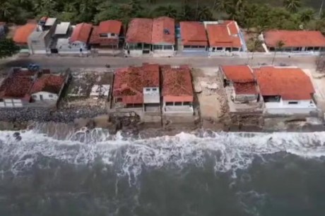 Cidade da Paraíba declara estado de calamidade pública após avanço do mar sobre casas