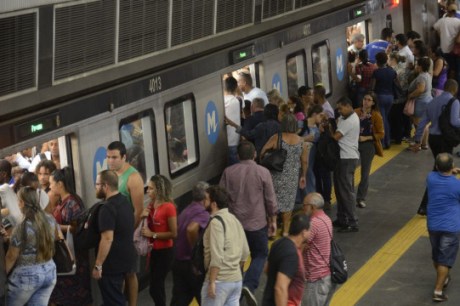 Homem é detido com faca no metrô de São Paulo