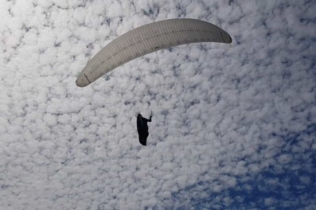 Turista mineiro morre durante voo de parapente em praia na Bahia