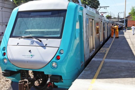 Adolescente é eletrocutado ao viajar em cima de trem no Rio