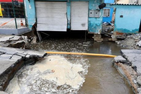 Rompimento de adutora deixa uma pessoa morta no Rio