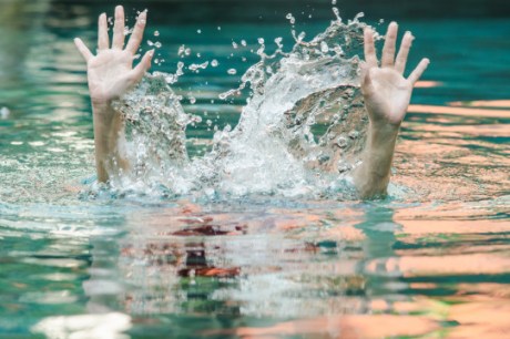 Criança que se afogou em piscina de resort ficou submersa por 7 minutos