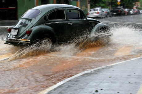 Temporal no RS afeta 35 cidades e alaga rodoviária de Porto Alegre