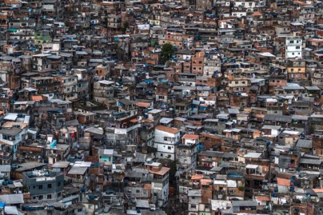 Favelas têm maior proporção de templos religiosos do que o resto das cidades, mostra pesquisa