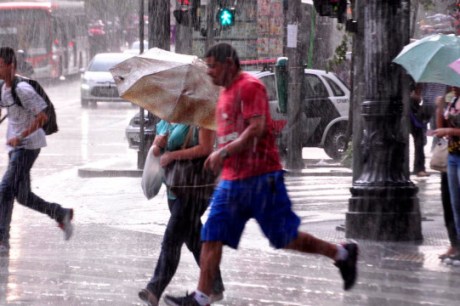 São Paulo tem previsão de temporal e queda de temperatura nesta terça (3)