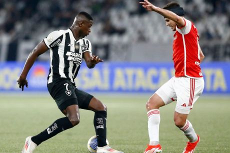 Botafogo visita o Inter para tentar garantir o título do Brasileiro