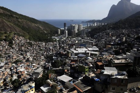 Polícia do Rio faz ação na Rocinha para cumprir 34 mandados de prisão