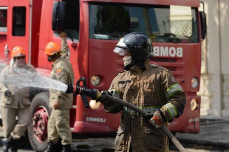 Incêndio atinge lojas no Bom Retiro, no centro de São Paulo