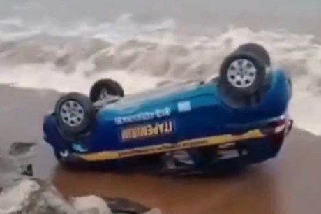 Aluna de autoescola erra pedal, capota carro e vai parar na praia