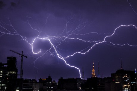 Chuva em SP faz cidade entrar em estado de atenção para alagamentos