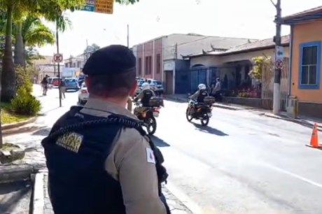 Motociclista tenta fugir de blitz e leva paulada de policiais; vídeo