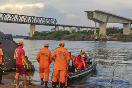 Busca por desaparecidos da queda da ponte no Rio Tocantins retorna; 12 mortes são confirmadas