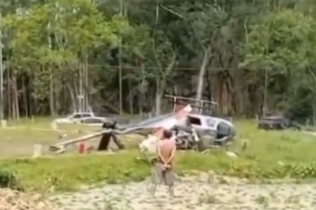 Helicóptero cai após decolagem em SC; vídeo