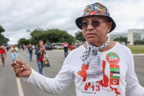 Manifestantes comemoram democracia na Praça dos Três Poderes