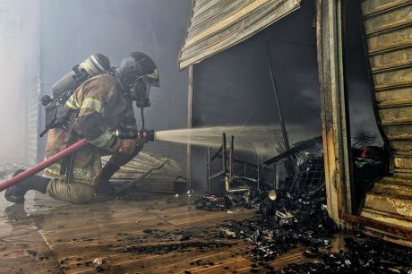 Após incêndio na Uruguaiana, Paes promete reformas e ajuda a lojistas